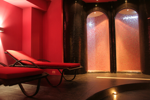 Relax_area_with_the_entrance_of_the_“emotional_shower”_large