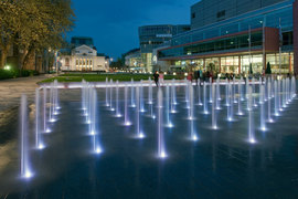 Detail_of_the_variable_fountain_by_night_normal