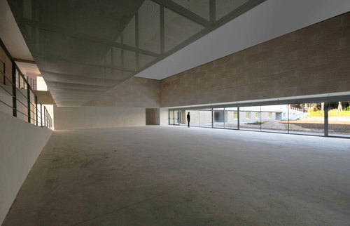 9--sala-polivante-con-la-grande-apertura-verso-la-pineta-_foto-davide-patanè__large