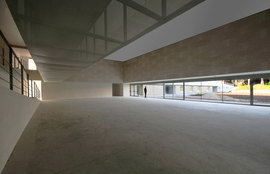9--sala-polivante-con-la-grande-apertura-verso-la-pineta-_foto-davide-patanè__normal