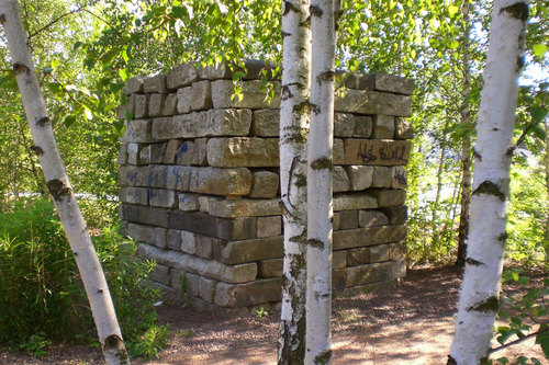 08_natural-stone-cube-in-the-woodland-area_fugmannjanotta_large