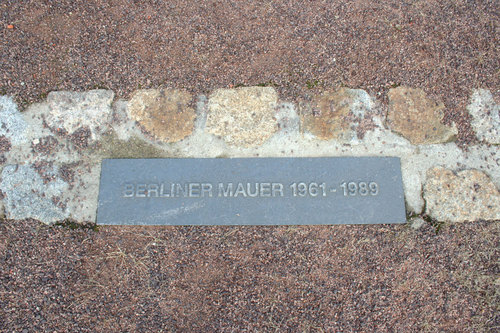 16_memorial-stone-of-the-berlin-wall_large
