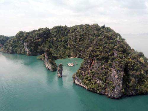 Archipelago-cinema-by-ole-scheeren_01_photo-by-piyatat-hemmatat_large