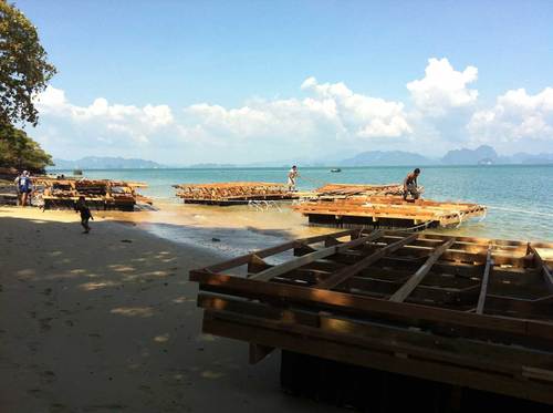 Archipelago-cinema-by-ole-scheeren_15_photo-courtesy-film-on-the-rocks-yao-noi-foundation_large