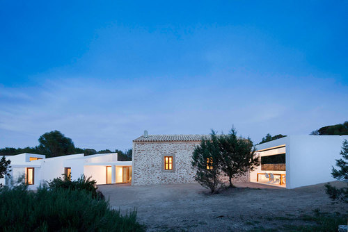 14_fachada-noroeste-con-porche-comedor-exterior-a-la-derecha-y-módulos-dormitorios-a-la-izquierda_8234_33_1_large