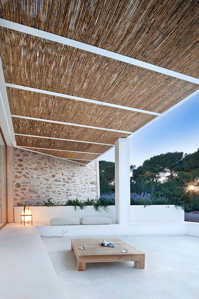 19_detalle-lounge-exterior-delante-del-vestíbulo-con-pérgola-metálica-de-plementería-de-cañas_8453-84-90_1_full