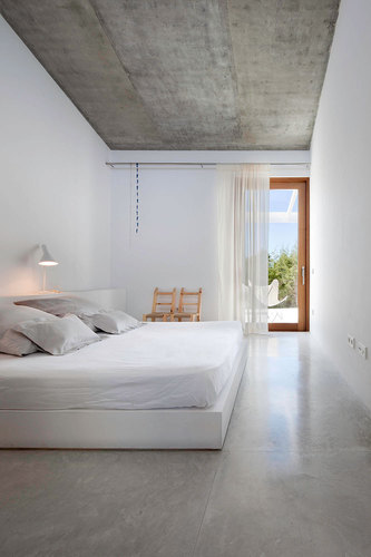 22_habitación-2-con-forjado-inclinado-en-hormigón-visto_-cama-de-obra-y-transparencia-hacia-la-terraza-exterior-privada_img_7846-50_1_large