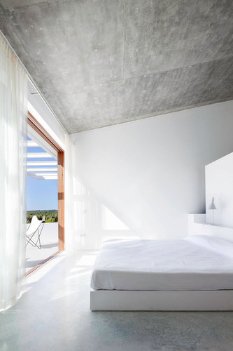 28_dormitorio-principal-con-terraza-exterior-sobre-la-piscina_8809-21_1_large