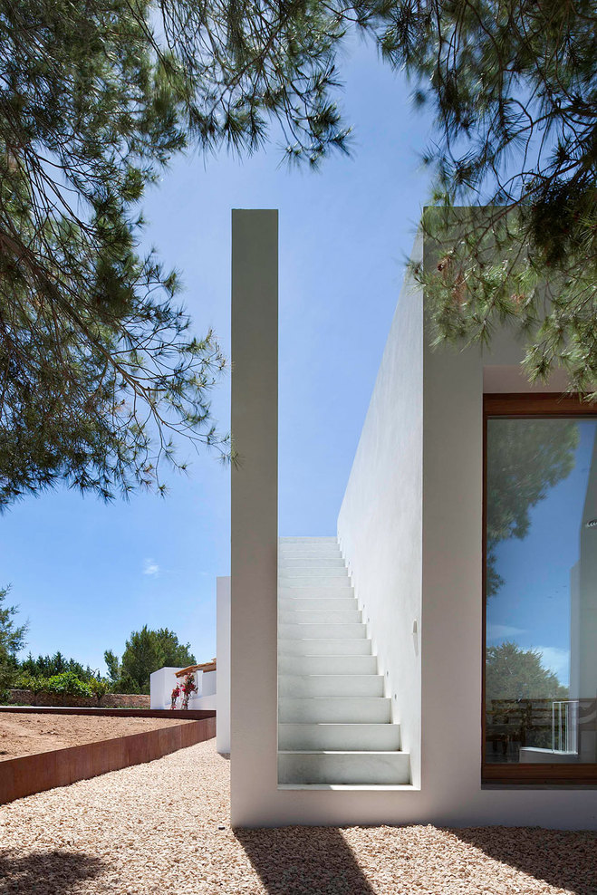 43_escalera-acceso-solarium-mirador-en-cubierta-y-casa-tradicional-al-fondo_8691_1_full