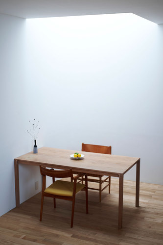 20_02_dining-room-of-calm-atmosphere-with-the-skylight_large