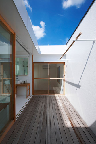 30_08_bathcourt_enclosed-sun-deck__large