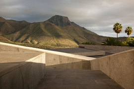 03_view-from-the-stairs_normal