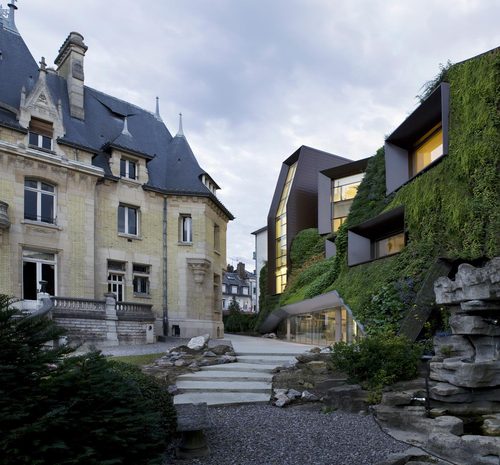 3---facade-nord-clair-obscur_large