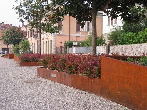 Passeggiata1-contenitori_in_acciaio_corten_large
