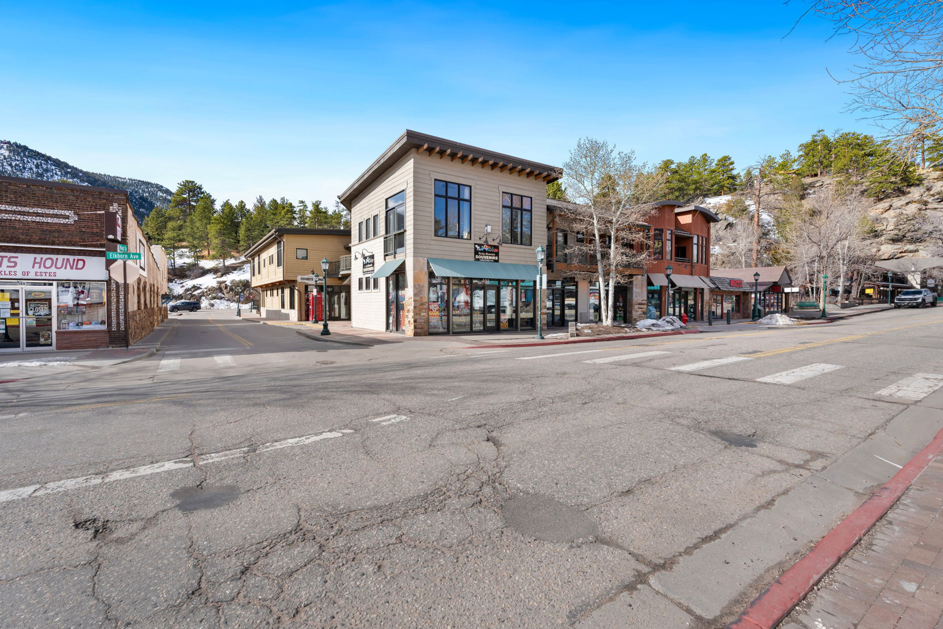 Spacious Dtwn Estes Park Loft Condo: 4 Mi to RMNP
