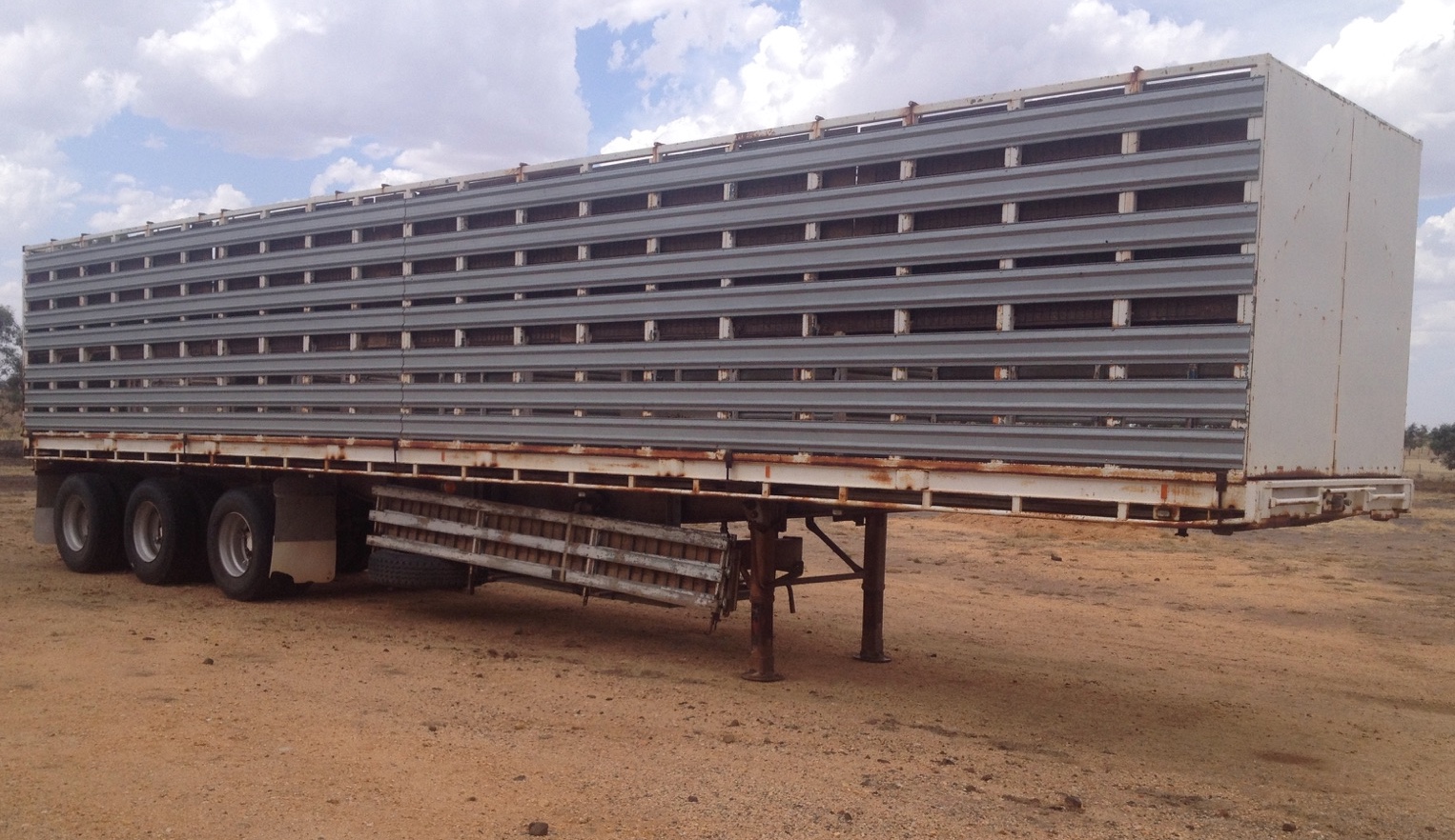 Double Deck Stock Crate & Trailer 40 FT Trucks & Trailers