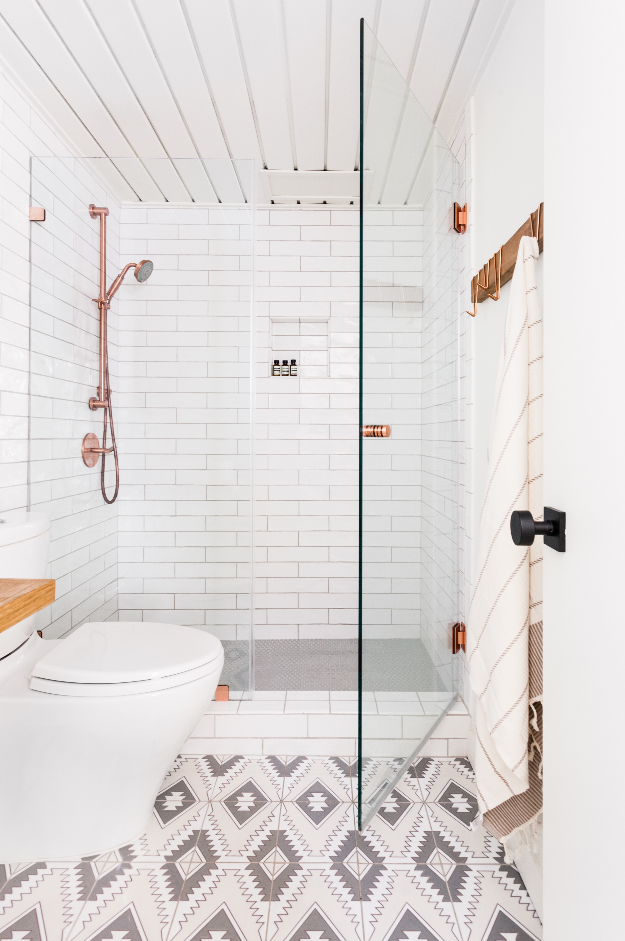 2018_Q1_image_residential_Erin_Williamson_bathroom_floor_tile_handpainted_old_cairo_custom_color_it_full.jpg