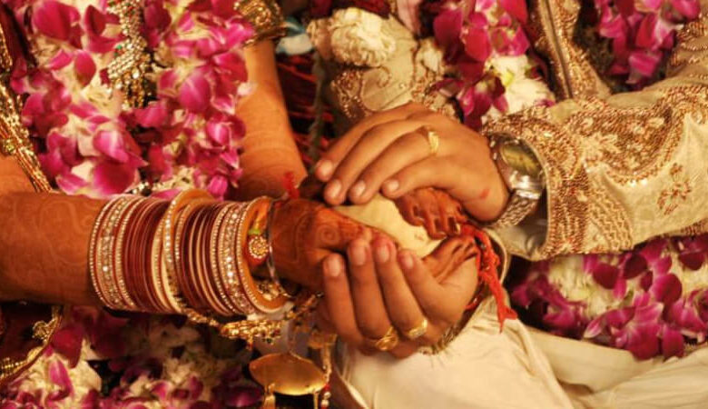 Traditional Hindu Matrimonial Services vs Modern Online Matchmaking Traditional Hindu Matrimonial Services vs Modern Online Matchmaking