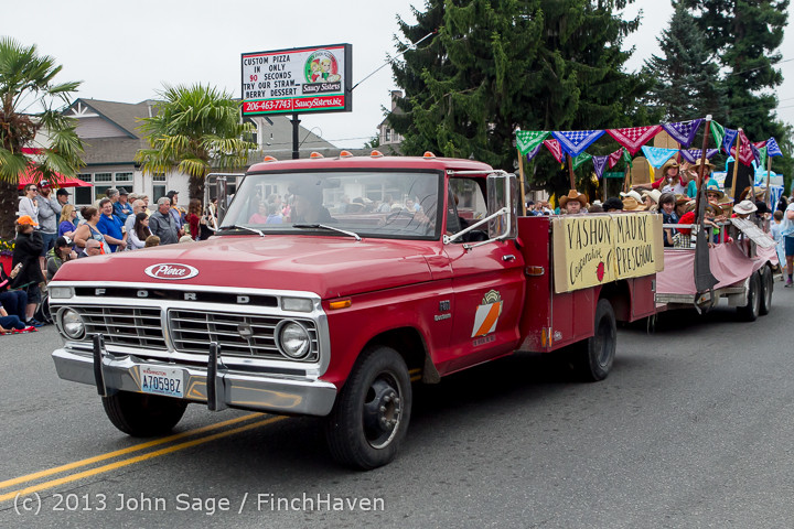 5697 Vashon Strawberry Festival Grand Parade 2013 072013