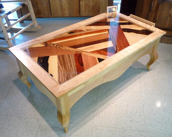 Table Basse En Merisier, Dessus Avec Frisage Compos? De; Bois De Rose Table Basse Relevable En Hauteur ~ Table Basse En Merisier, Dessus Avec Frisage Compos? De; Bois De Rose