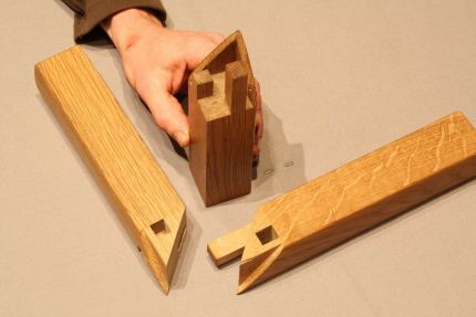 And here is the ingenious but complex joint that was used during the Ming dynasty. Jaws dropped and their was some wry laughter from the crowd when Andrew displayed this joint..