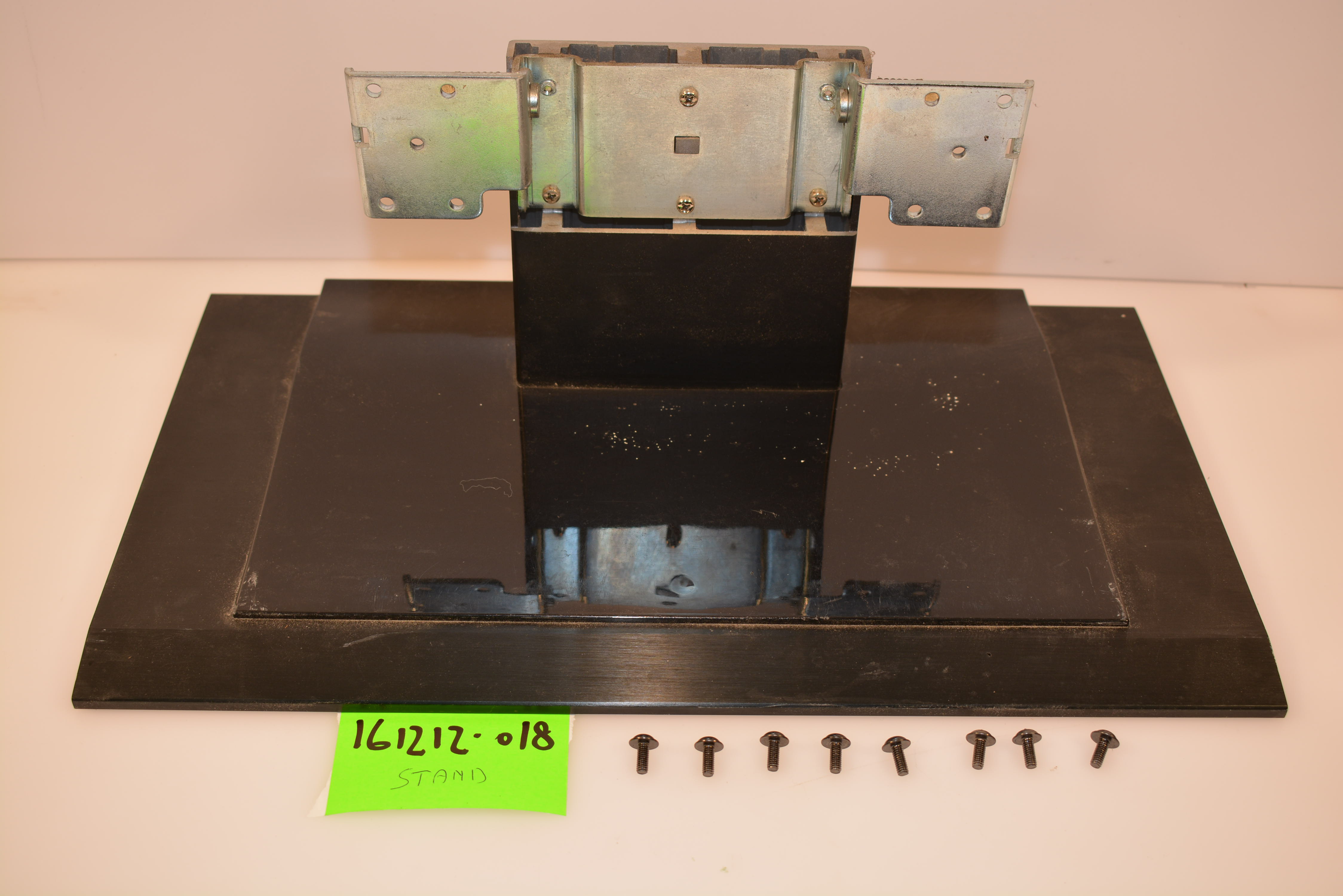 INSIGNIA ISLCDTV32 Stand With Screws ISLCDTV32 eBay