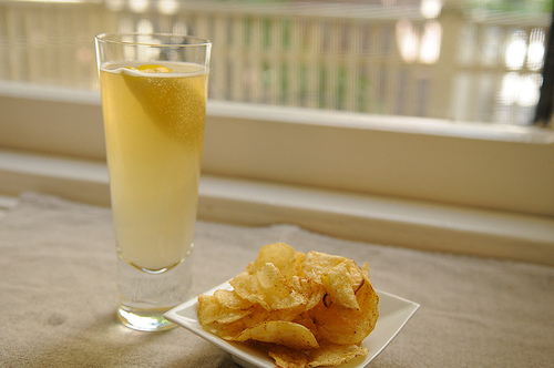 Radler_and_spicy_chips