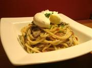 Bucatini_carbonara_with_mushrooms_and_warm_poached_egg_small_medium_