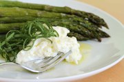 Asparagus_and_burrata_with_fork_llr