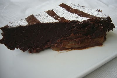 Fudge_mocha_cake_with_pears