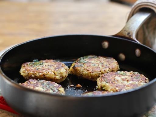 Quinoa_potato_cakes_with_mustard_yogurt_sauce