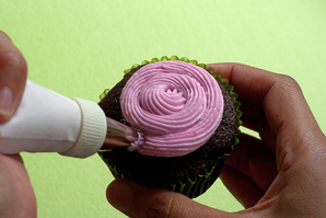 Kitchen Basics: Piping Frosting