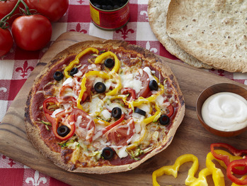 Hidden-valley-ranch_friday-night-cheesy-veggie-pizzas_s4x3_lg