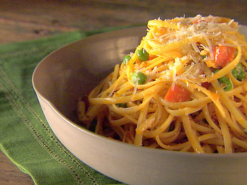Ei0816_pasta_with_tomato_and_peas_1_lg