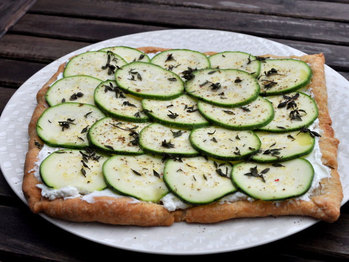 20110705-entertaining-summerlunch-zucchinitart-primary