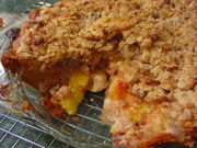 Peach_crumb_pie_cut_2