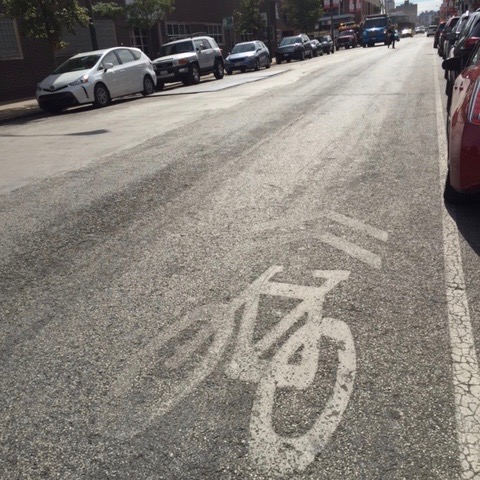 Bike lane indicator on North Clark Street