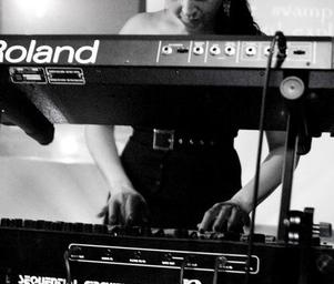 Nina_belief_rmx_live_2009
