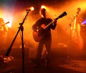 Railroad_earth_guys_bathed_in_light