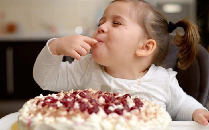 kid enjoying cake