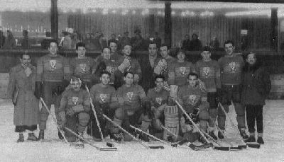 L'EQUIPE DE L'ACBB sur la nouvelle glace de Boulogne en 1956 (Photo collection privée Jean Tarenberque)