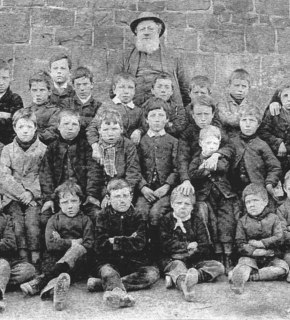 Worthen%20school%20late%201880s%20fred%20blakemore%20is%203rd%20from%20right%20in%20front%20row,%20george%20has%20hand%20on%20his%20head,12932,0