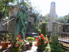 I no longer want to see Paris with men sixteen years older than me photo