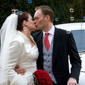 Big_magnificentwedding_bruidspaar_kus_trouwauto
