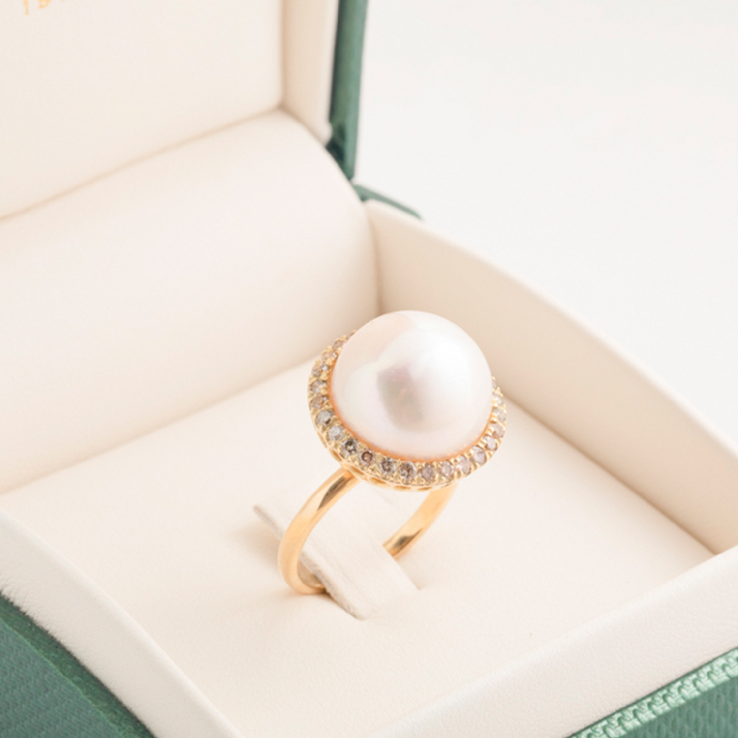 Anillo en oro blanco con brillantes y perla. | Comprar anillos de segunda  mano