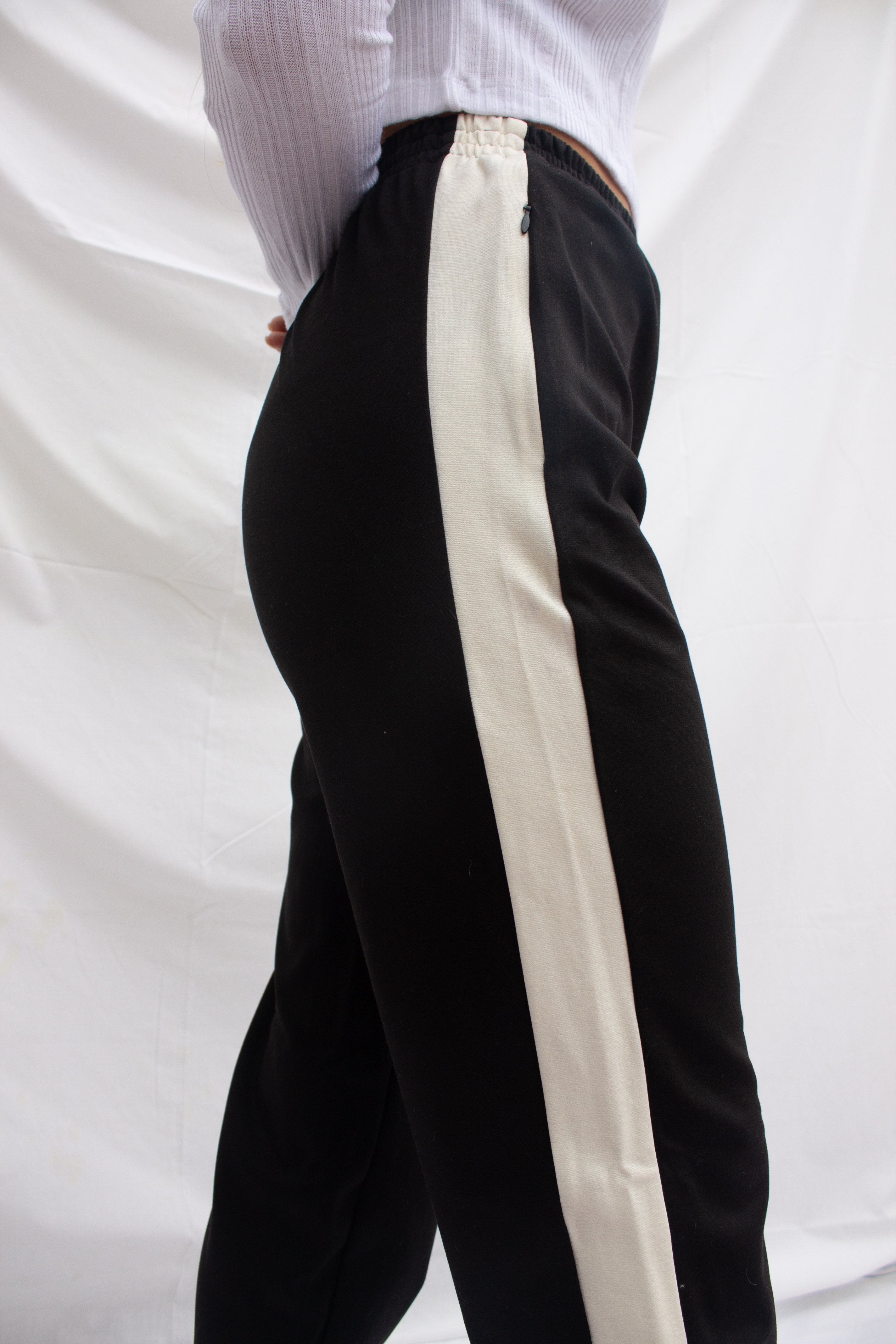 NALÃšA JOGGER BROMO NEGRO FRANJA BLANCA MUJER