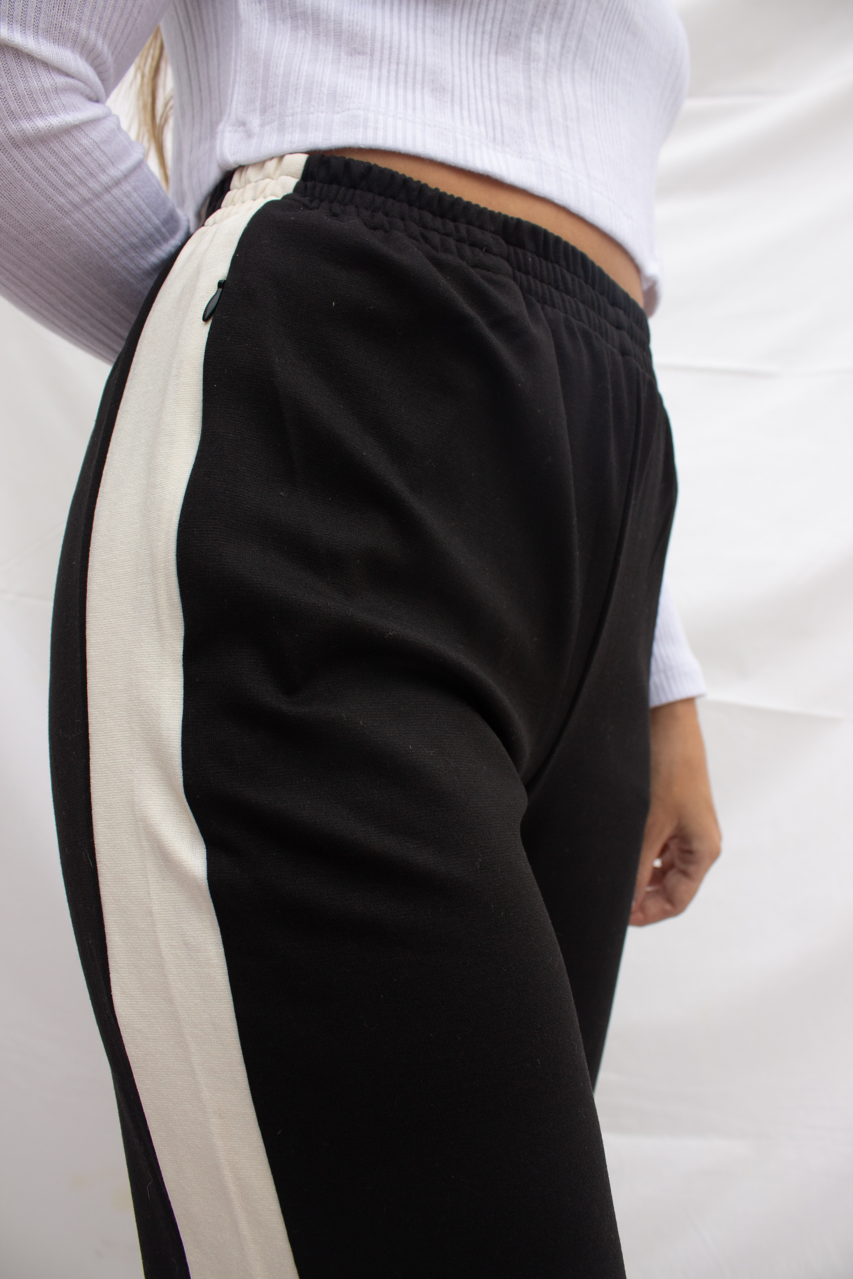 NALÃšA JOGGER BROMO NEGRO FRANJA BLANCA MUJER