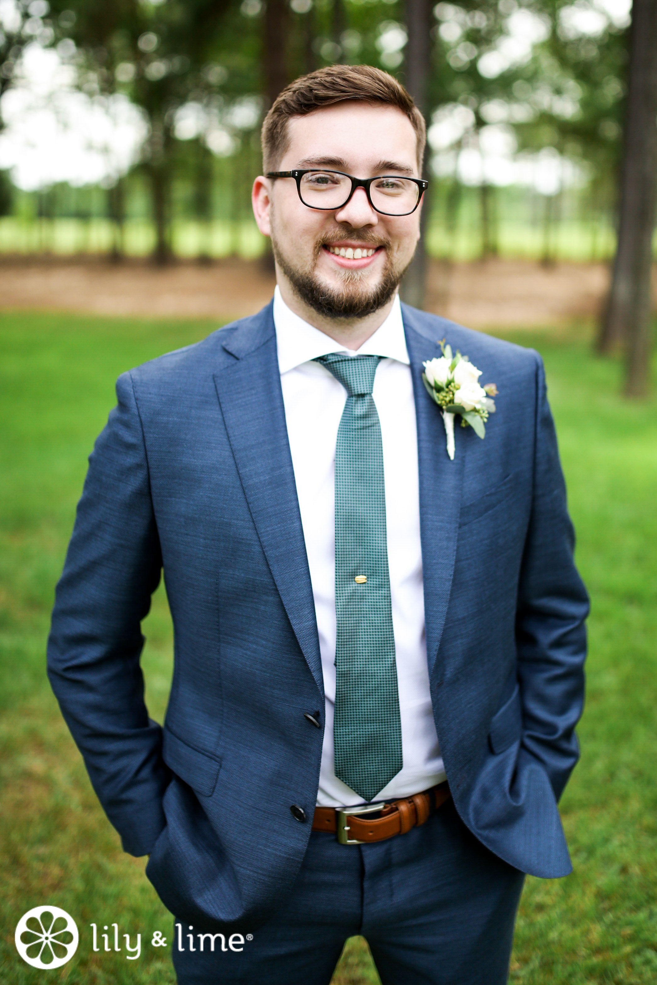 what color tie does the groom wear