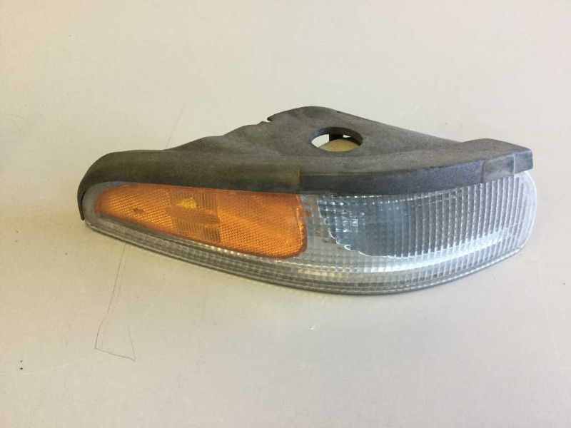 9704 CORVETTE C5 PASSENGER FRONT TURN SIGNAL MARKER LIGHT WITH BRACKET