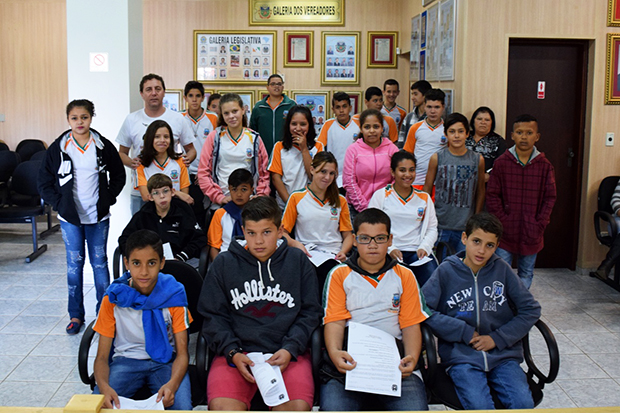 Prof. Everson Rodrigues Jorge com alunos do 7º da escola Parque dos Ipês_d495e5b1c3672edd38297356ff667d4255c8f629